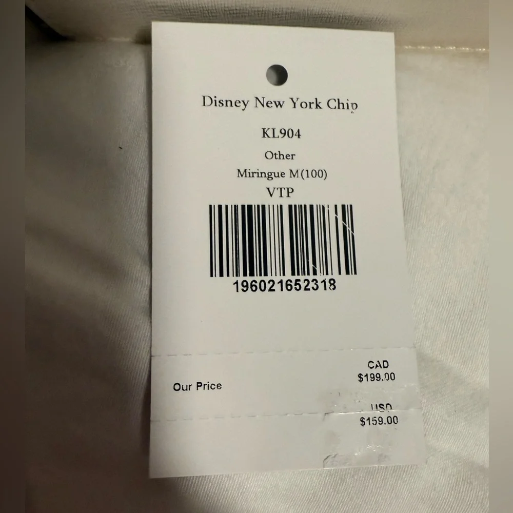 Kate Spade NWT Disney Collab Cream Chip and Dale Wristlet with Leaf Accents! ❤️
